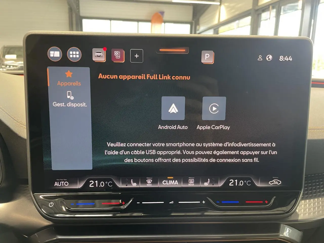 Écran tactile central du tableau de bord de la CUPRA Leon 2026 affichant la connexion Full Link Android Auto et Apple CarPlay.