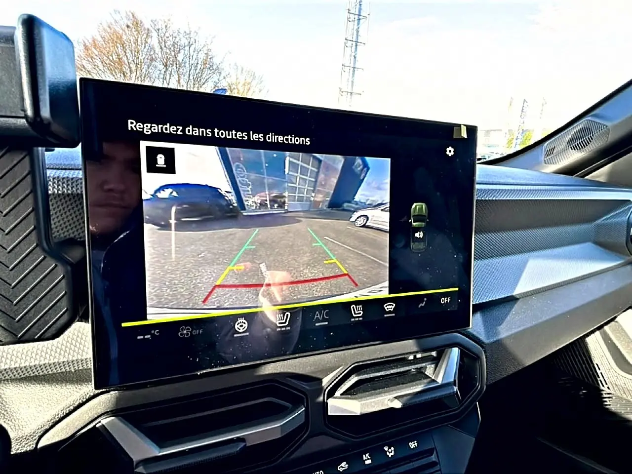 Écran tactile intérieur du Dacia Duster 2026 noir montrant la caméra de recul avec tableau de bord moderne.