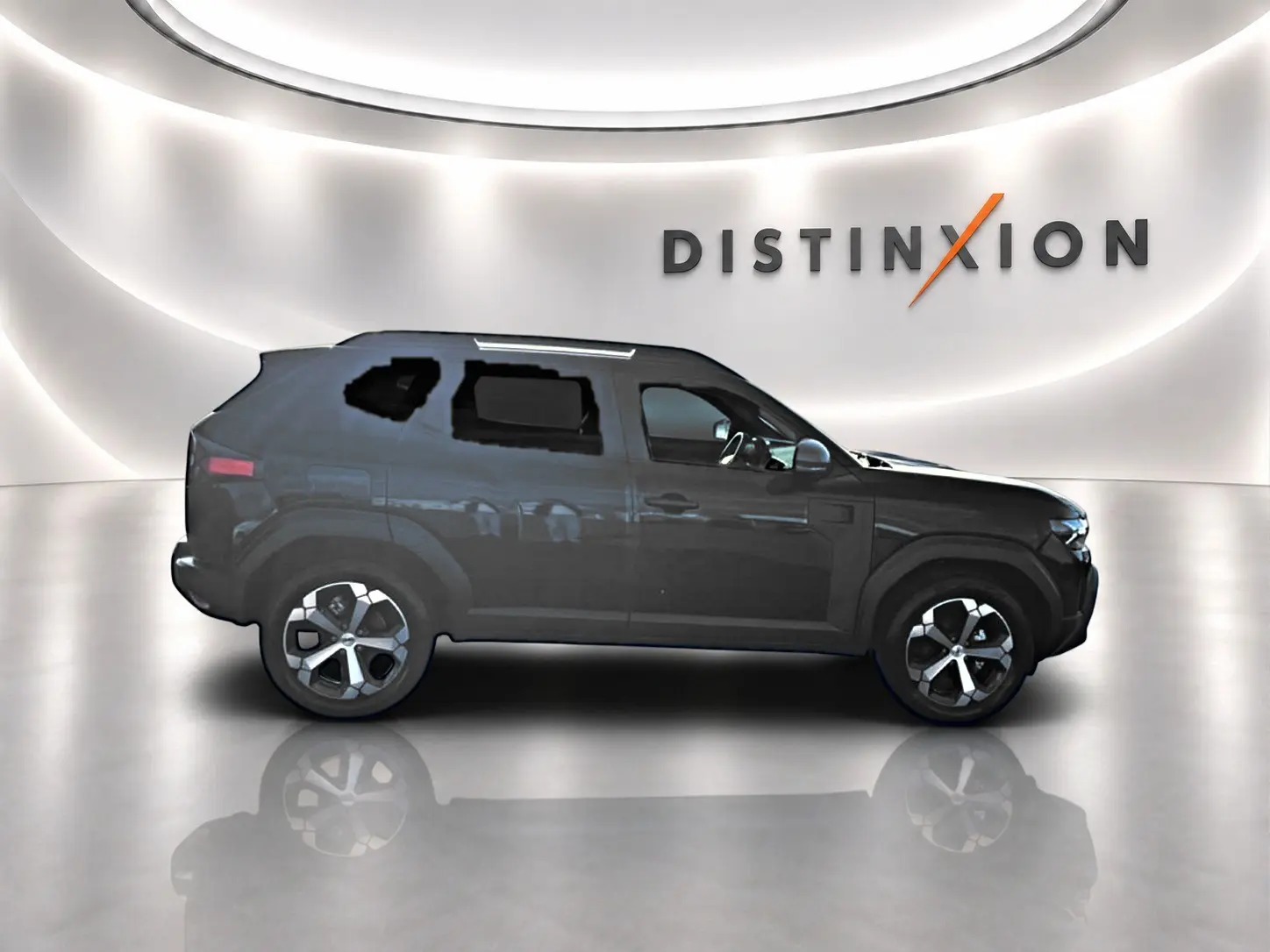 Profil gauche du Dacia Duster noir 2026 avec jantes alliage et barres de toit visibles en studio lumineux.