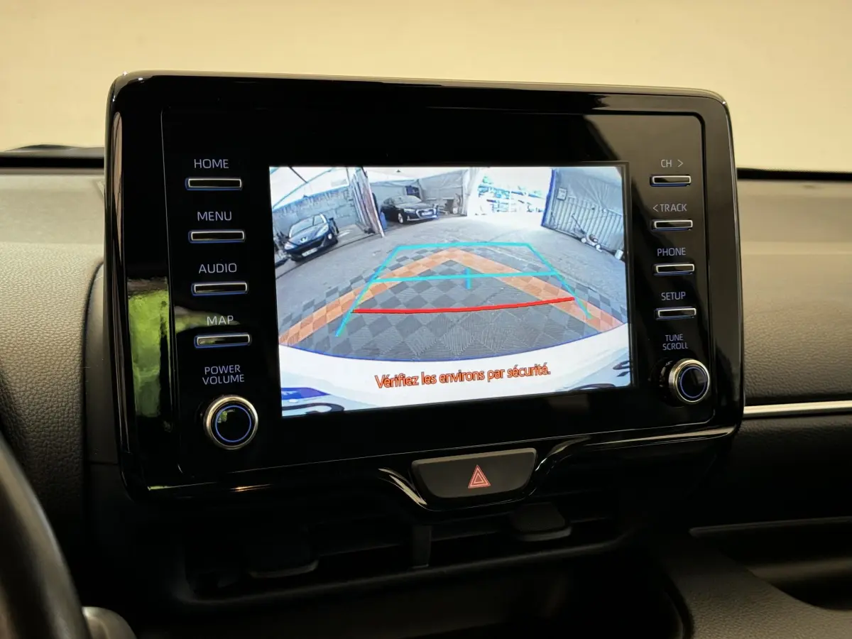 Écran tactile central de la Toyota Yaris hybride 2022 affichant la caméra de recul avec guidage coloré.