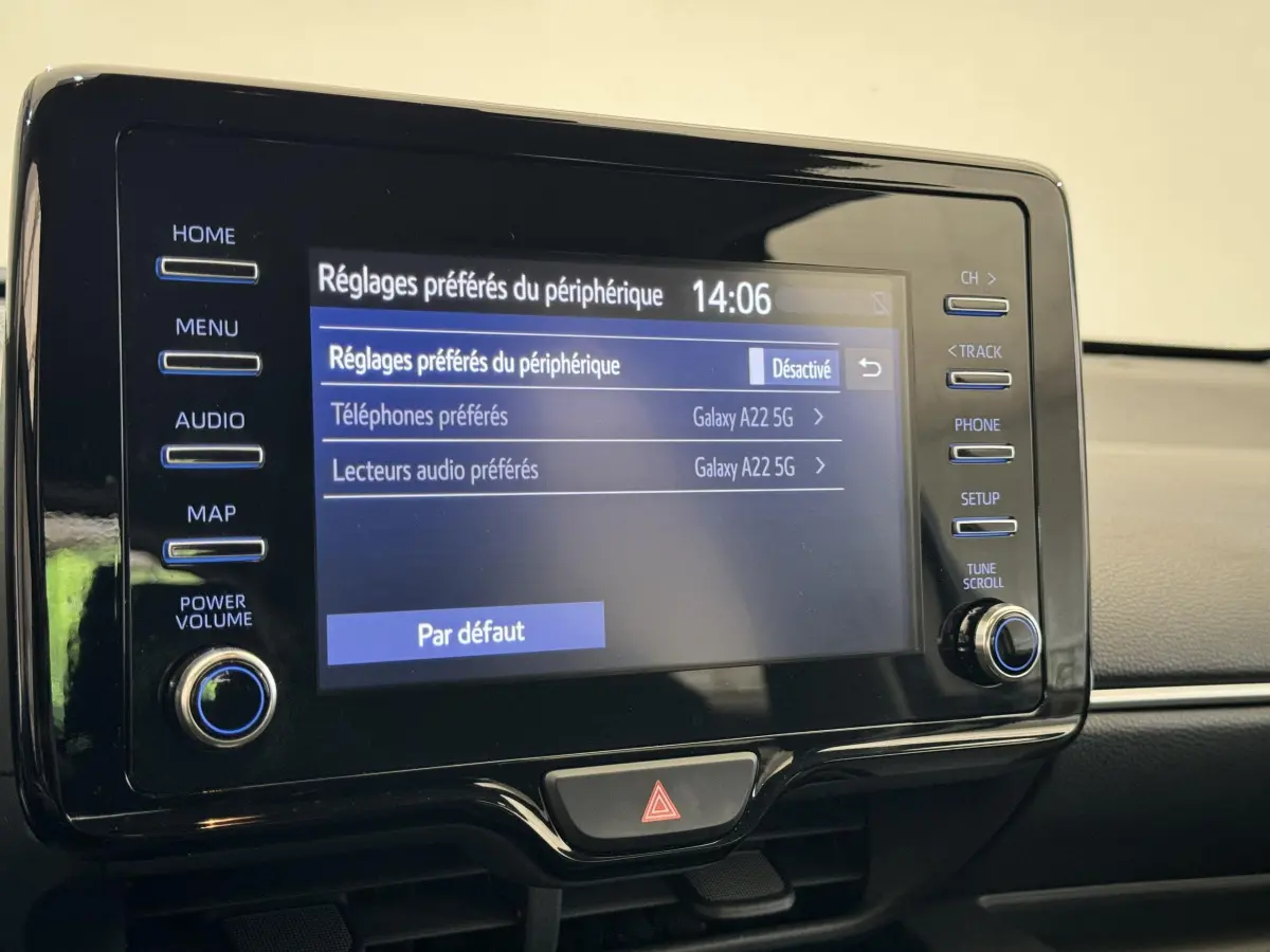 Écran tactile central de la Toyota Yaris hybride 2022, affichant les réglages Bluetooth dans un intérieur noir.
