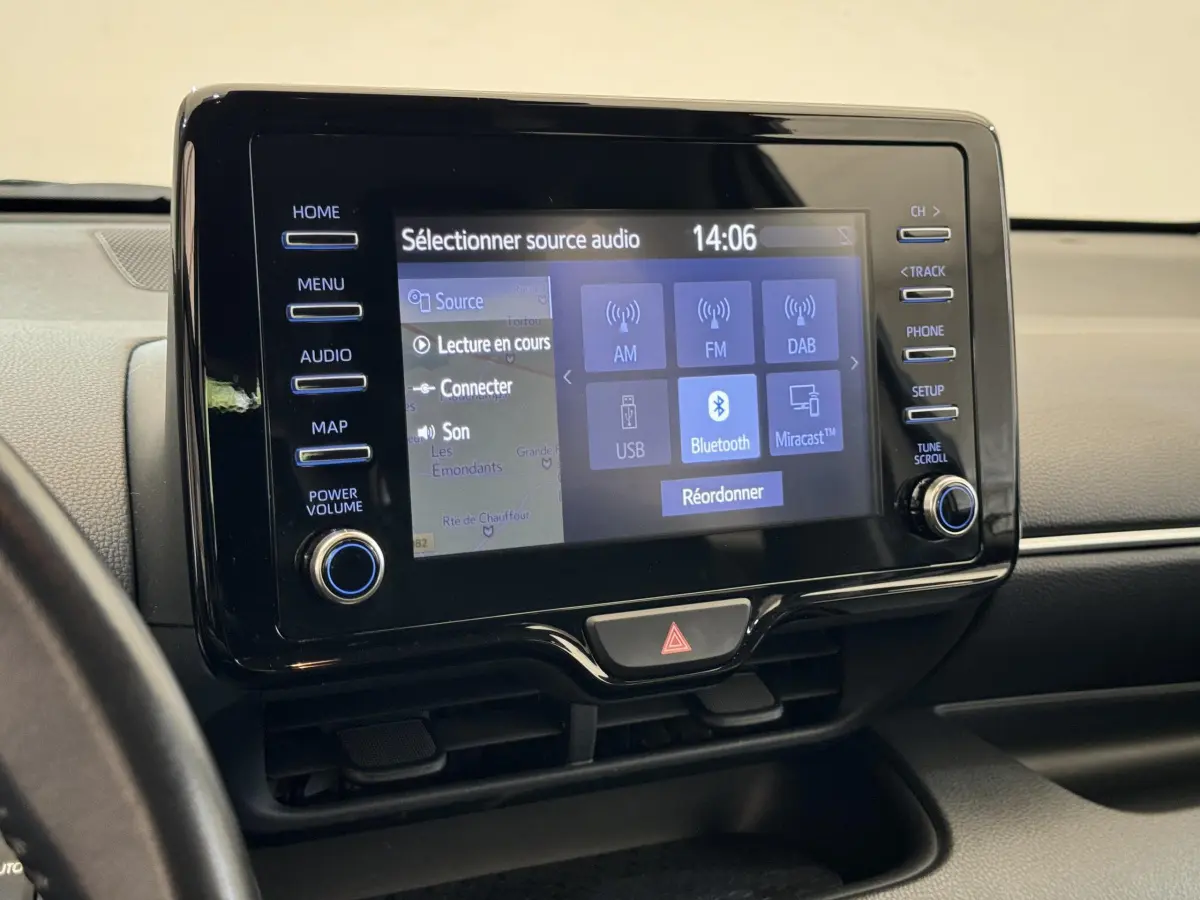 Écran tactile central de la Toyota Yaris Hybride 2022 affichant les options audio Bluetooth et USB, vue intérieure frontale.