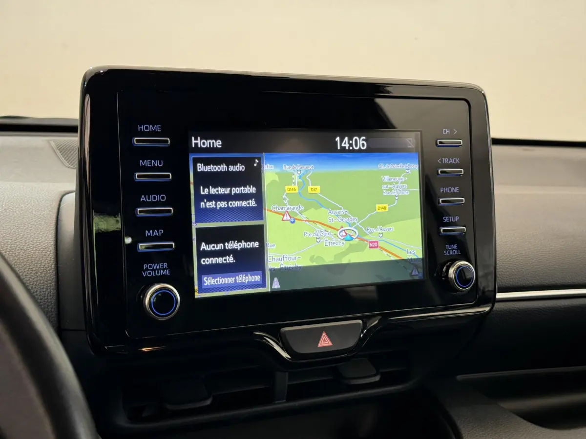 Écran tactile central de la Toyota Yaris hybride 2022 affichant la navigation et options Bluetooth en intérieur noir.
