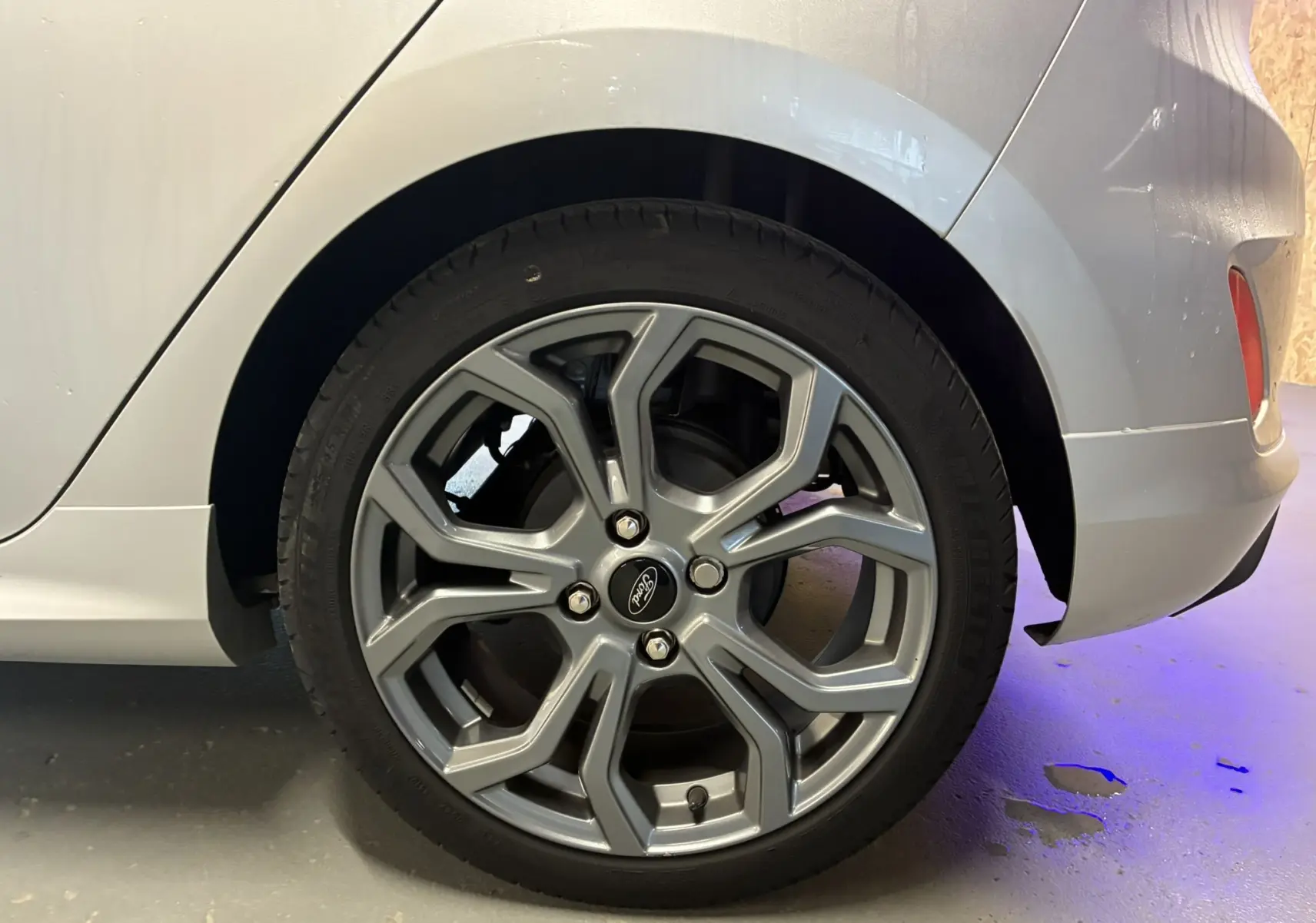 Gros plan sur la roue arrière droite gris métallisé d'une Ford Fiesta 1.0 EcoBoost 95 ST Line de 2020 avec jante alliage distinctive.