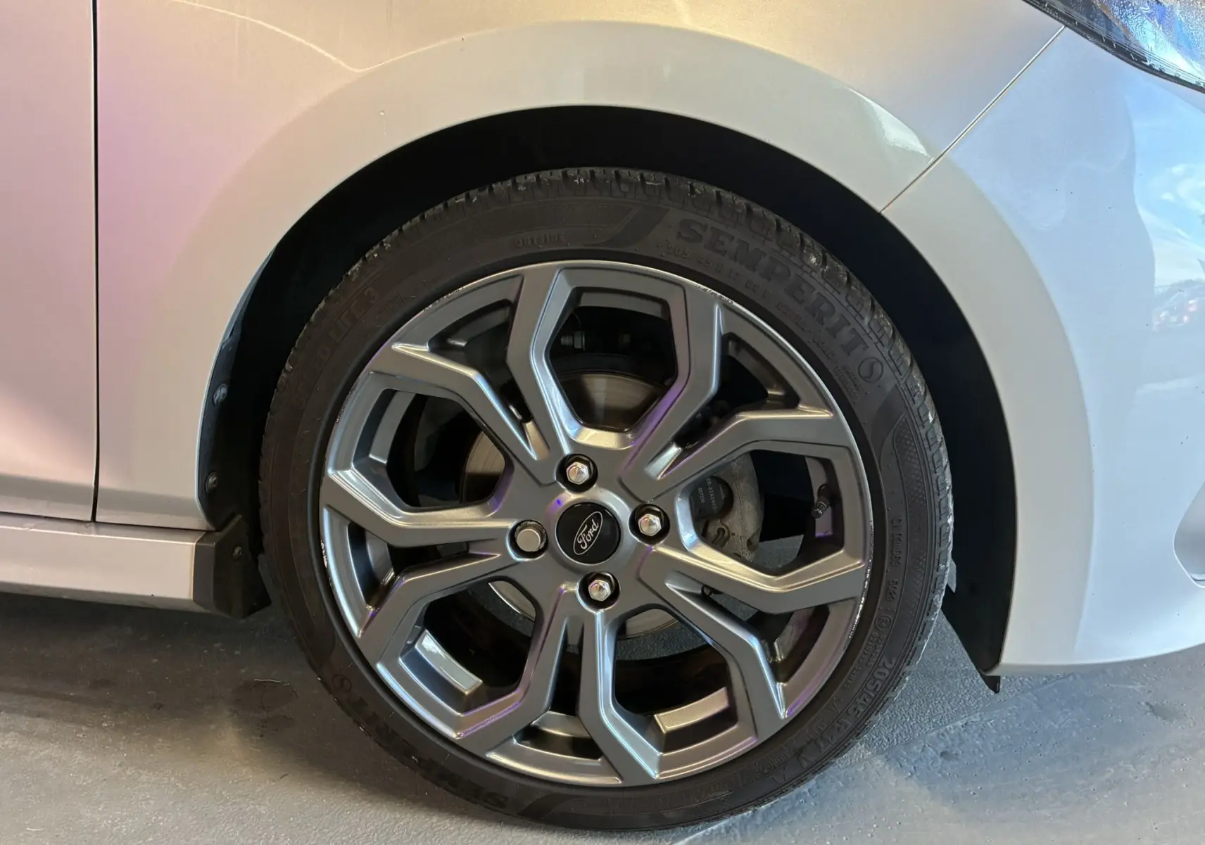 Gros plan sur la roue avant droite gris foncé d'une Ford Fiesta 1.0 EcoBoost 95 ST Line 2020.