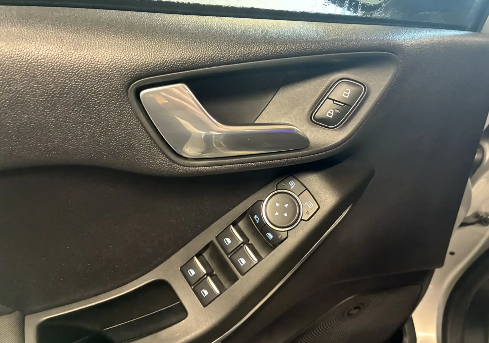 Détail de la porte côté gauche de la Ford Fiesta 1.0 EcoBoost 95 ST Line 2020, avec commandes de vitres et verrouillage.