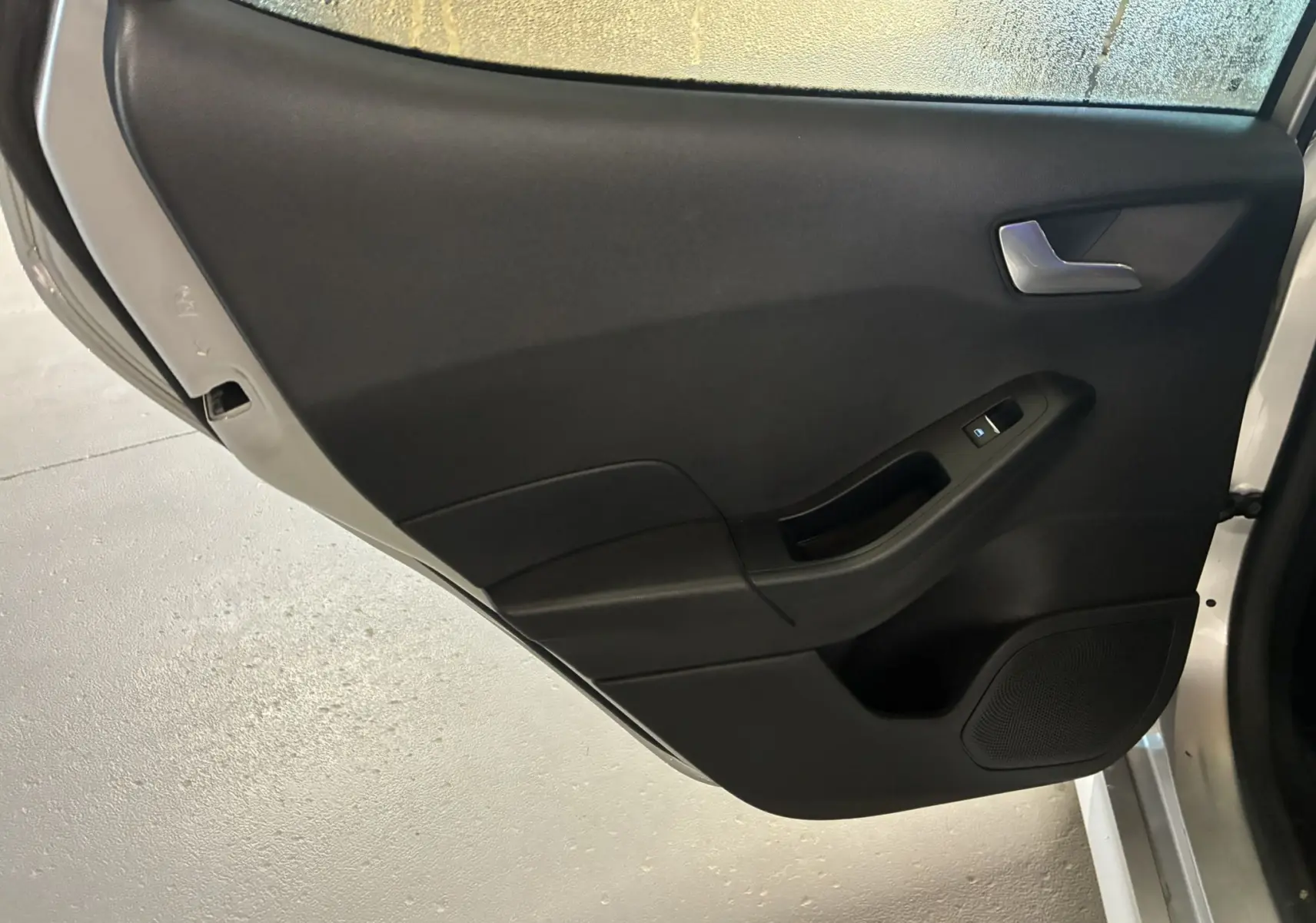 Porte arrière gauche intérieure noire de la Ford Fiesta 1.0 EcoBoost 95 ST Line 2020 avec commande de vitre électrique.