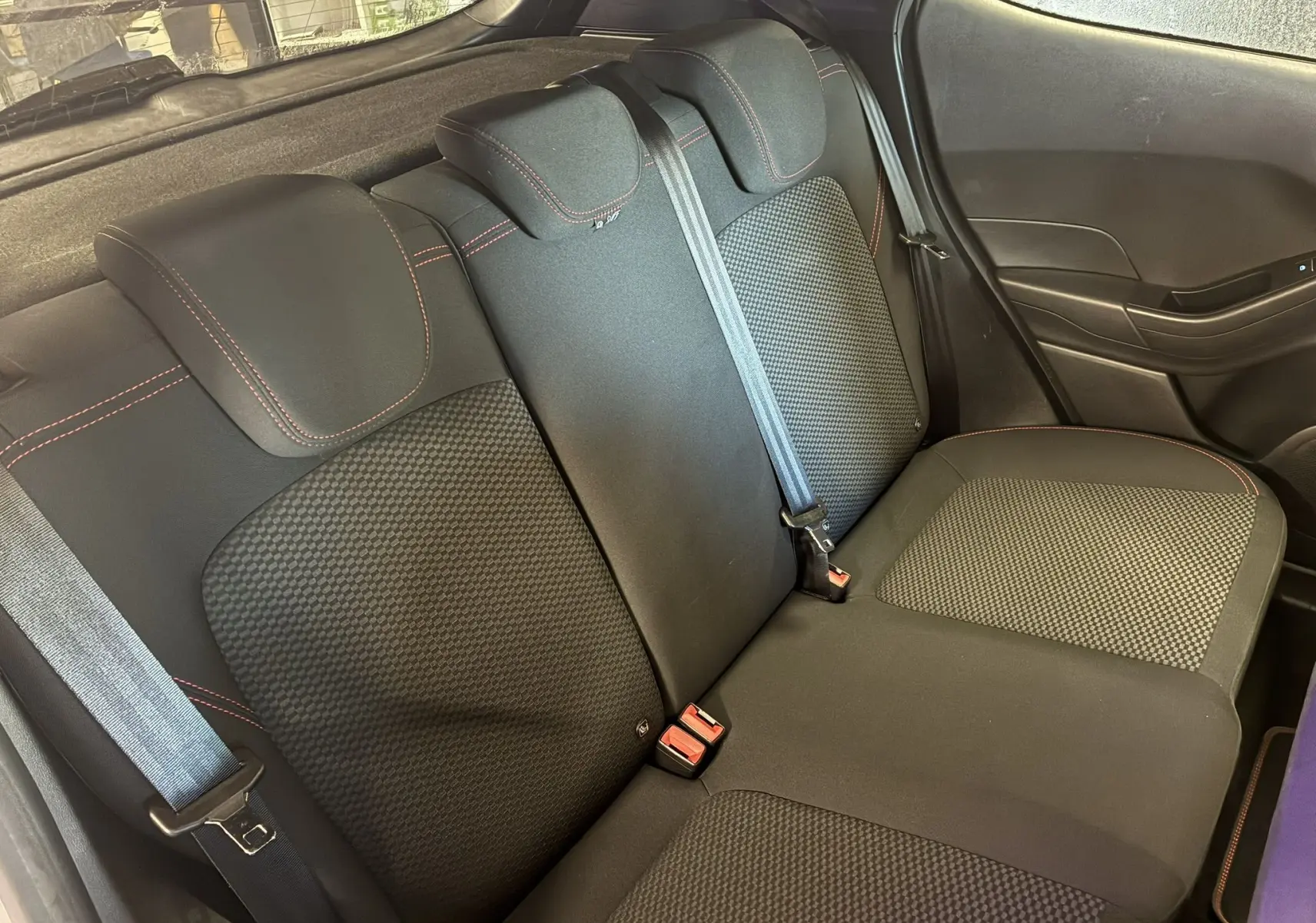 Banquette arrière en tissu gris noir avec surpiqûres rouges dans une Ford Fiesta 1.0 EcoBoost 95 ST Line de 2020.