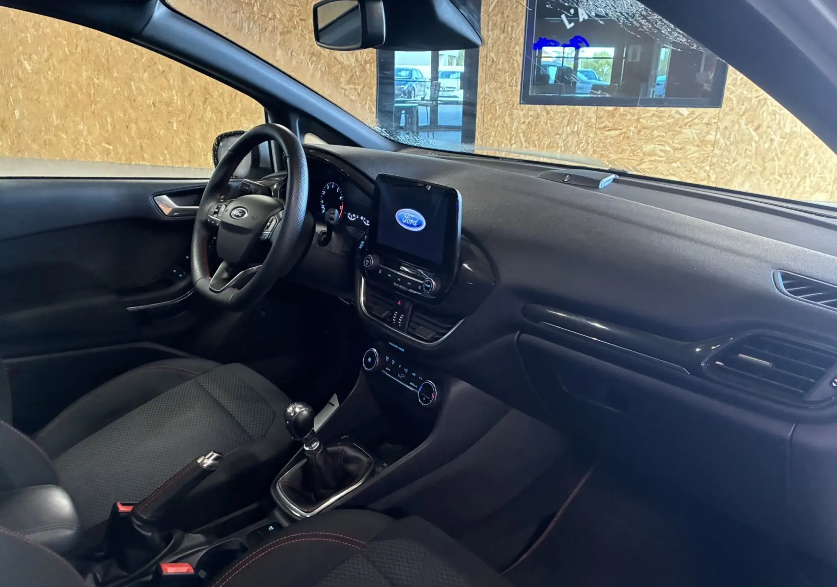 Intérieur de la Ford Fiesta 1.0 EcoBoost 95 ST Line 2020 en gris, vue côté conducteur avec tableau de bord et écran tactile central.