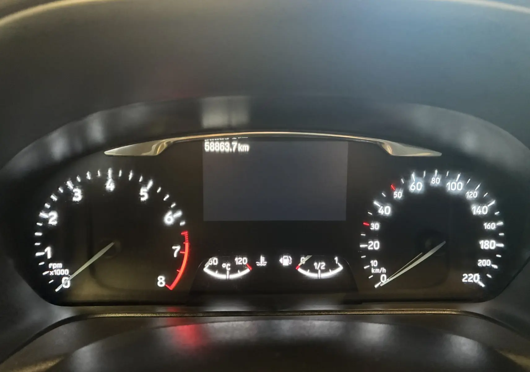 Vue rapprochée du tableau de bord de la Ford Fiesta gris 2020, affichant le compteur kilométrique à 58863,7 km.