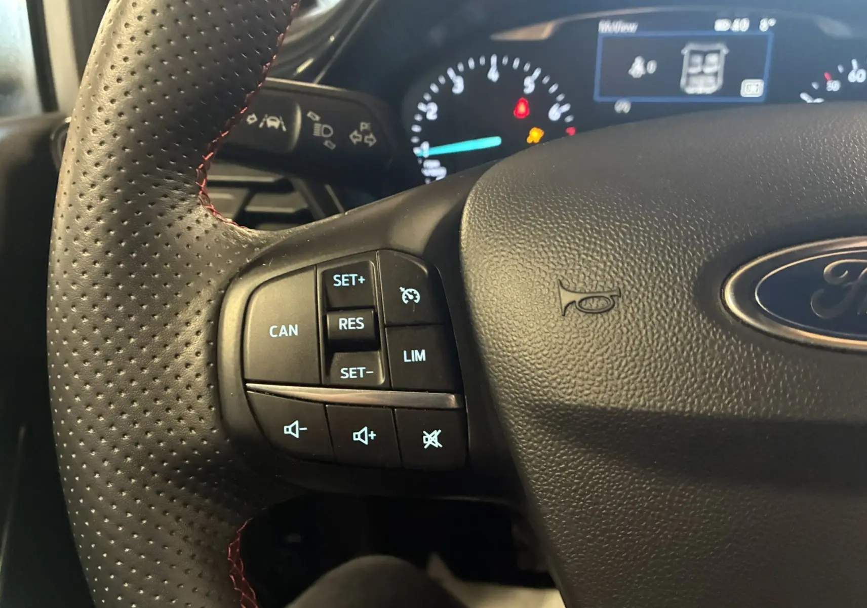 Gros plan sur le volant noir perforé avec commandes intégrées de la Ford Fiesta 1.0 EcoBoost 95 ST Line 2020.