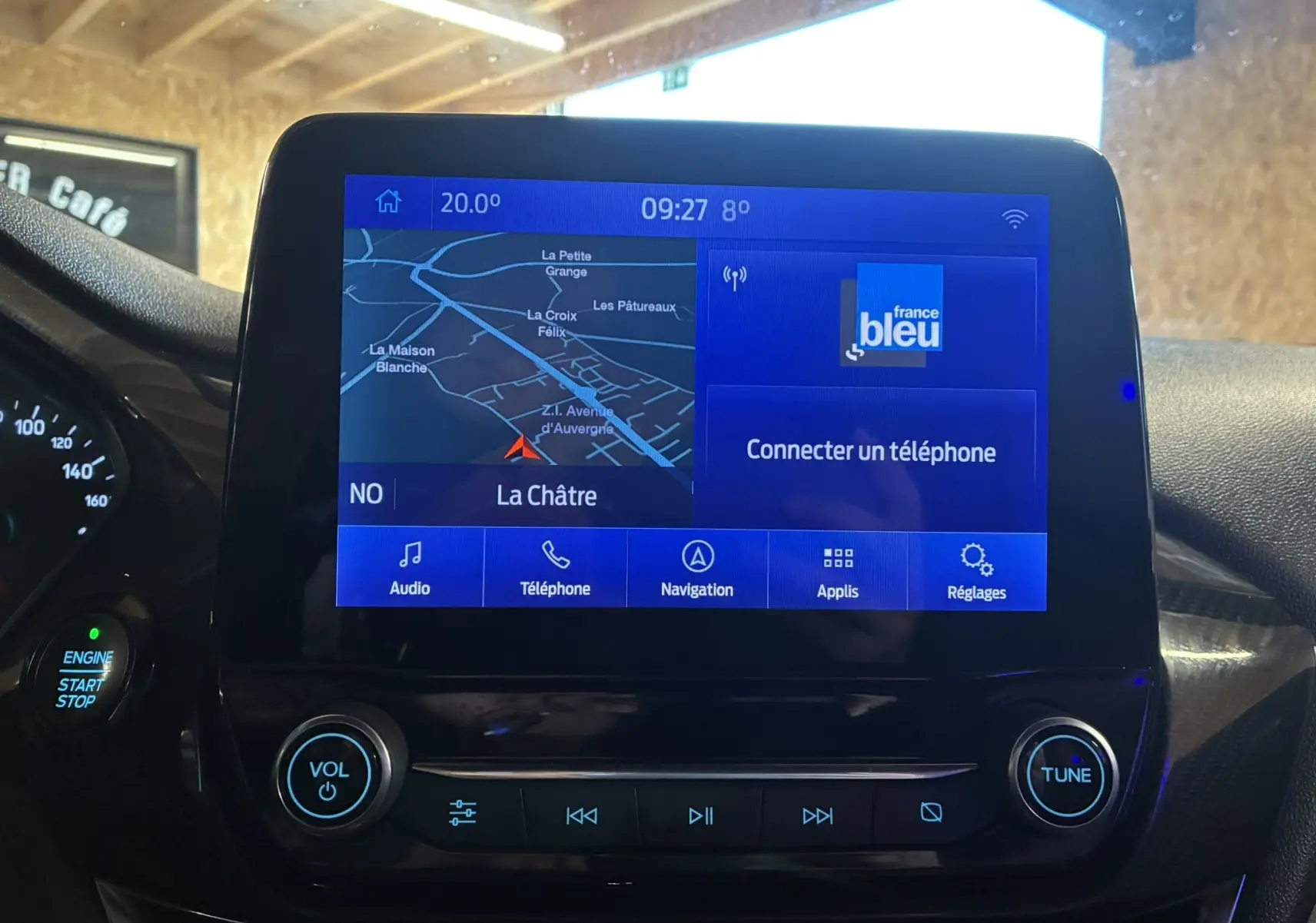 Écran tactile central de la Ford Fiesta 1.0 EcoBoost 2020 affichant la navigation et options multimédia dans un intérieur gris noir.