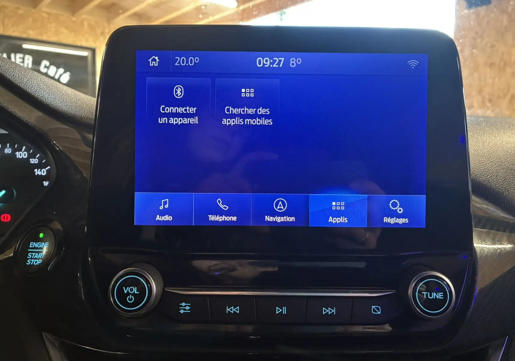 Écran tactile central de la Ford Fiesta 1.0 EcoBoost 2020 avec commandes audio et bouton start/stop visible à gauche.