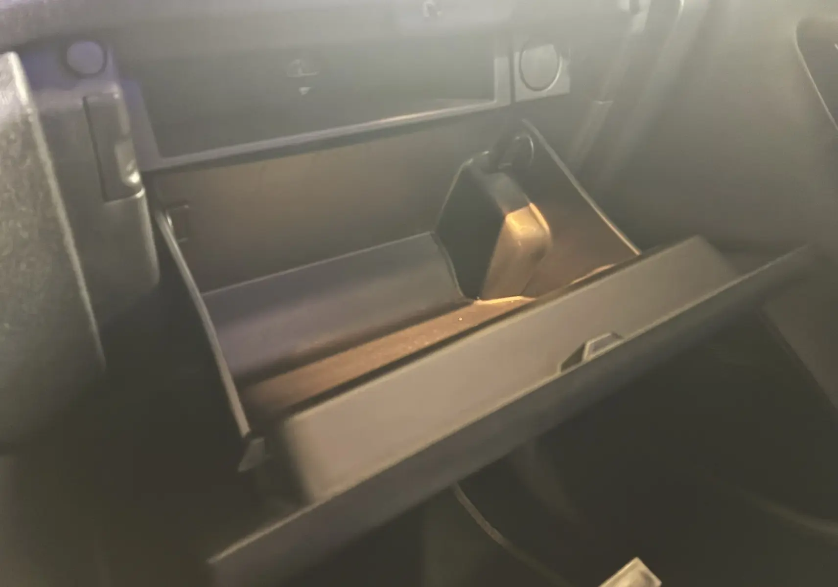 Vide-poche ouvert côté passager de la Ford Fiesta gris 1.0 EcoBoost 95 ST Line, intérieur sombre.