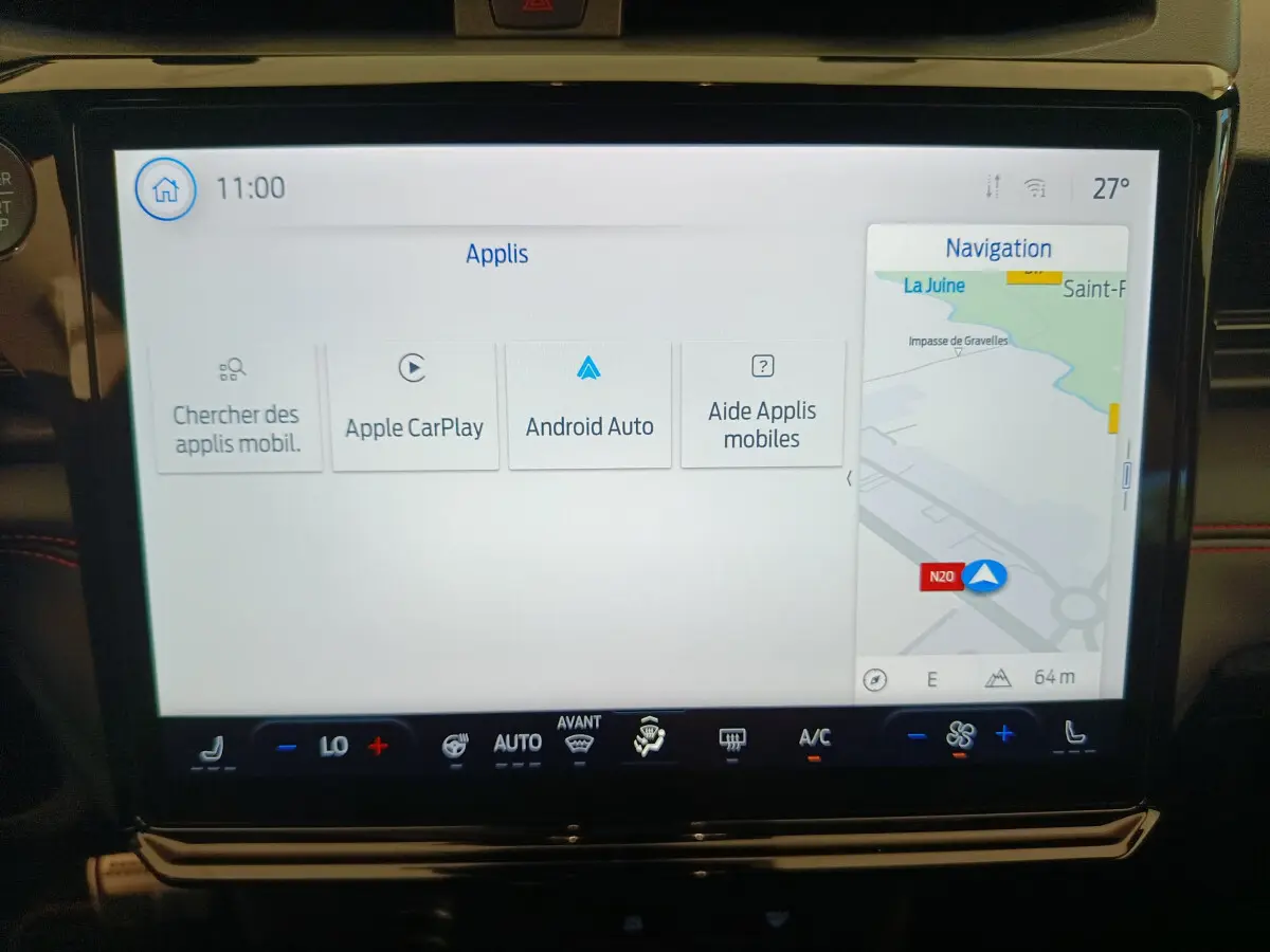 Écran tactile central du Ford Puma bleu 2025 affichant navigation et options Apple CarPlay et Android Auto.