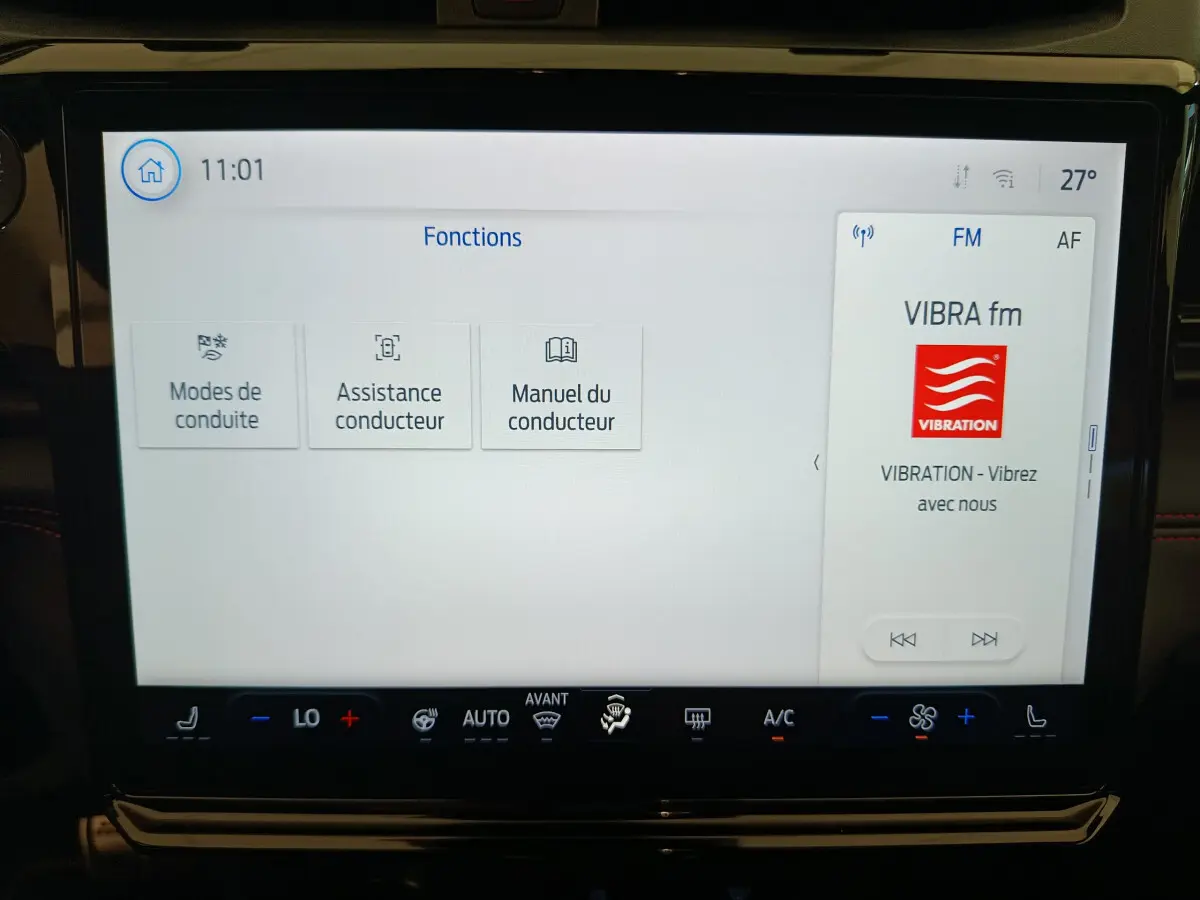 Écran tactile central du Ford Puma bleu 2025 affichant les fonctions de conduite et la radio VIBRA fm