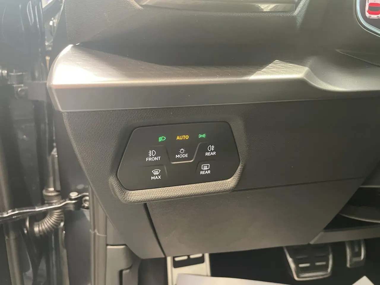 Gros plan sur le panneau de commande des feux automatiques dans l’habitacle d’une CUPRA Leon gris.