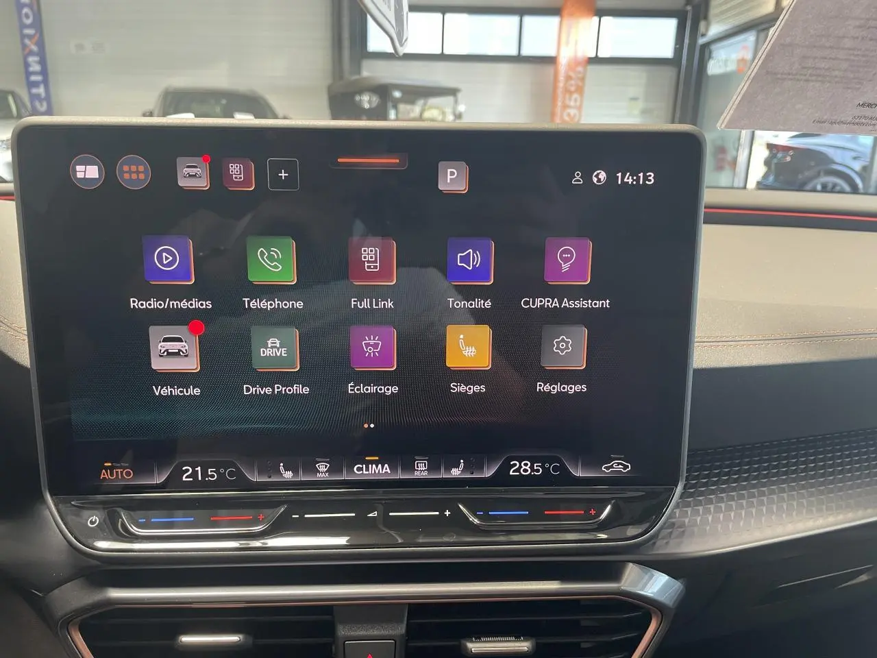 Écran tactile central du tableau de bord de la CUPRA Leon 2026 avec interface multimédia et commandes climatiques.