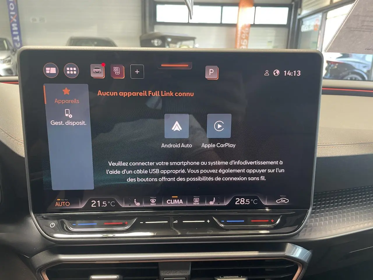 Écran tactile HD 12,9" du système d'info-divertissement dans l'habitacle gris du CUPRA Leon 2026.