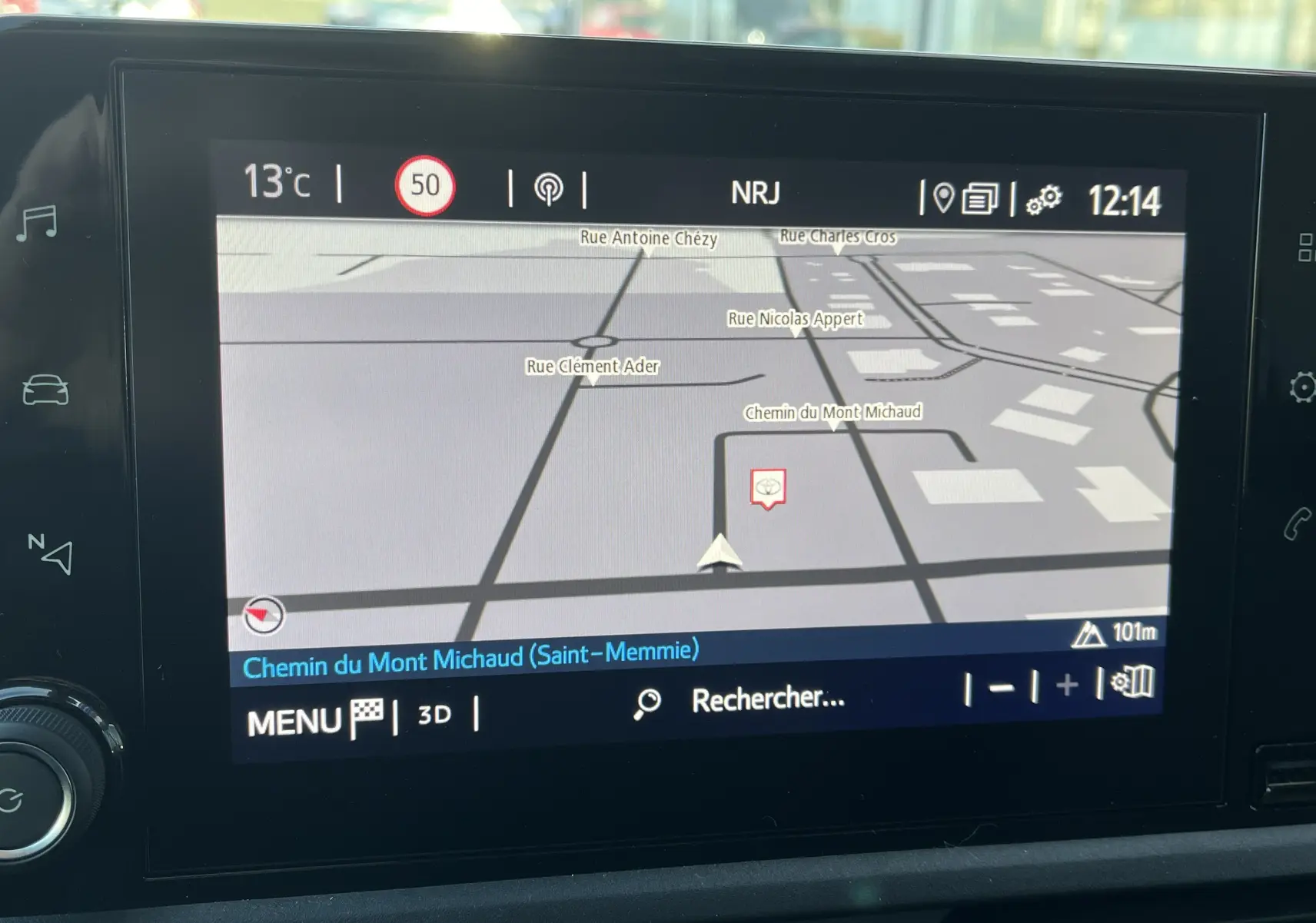 Écran tactile du système de navigation affichant une carte avec itinéraire, dans un Toyota Proace City 2023.
