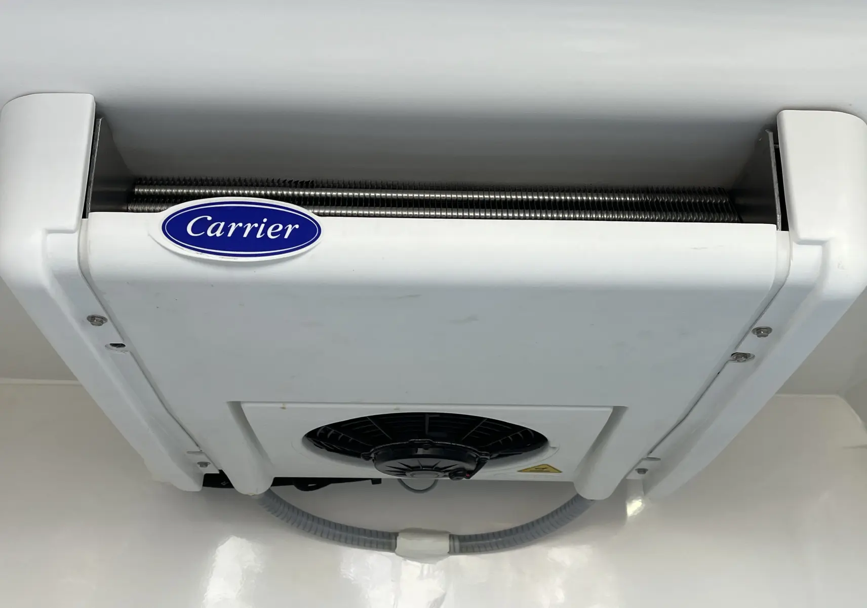 Gros plan sur l'unité de réfrigération blanche Carrier installée à l'intérieur du Toyota Proace City blanc glacier.