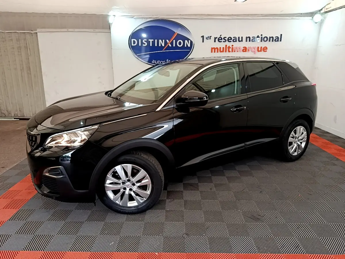 Peugeot 3008 noir vue de profil côté gauche dans un showroom avec éclairage intérieur et sol damier.