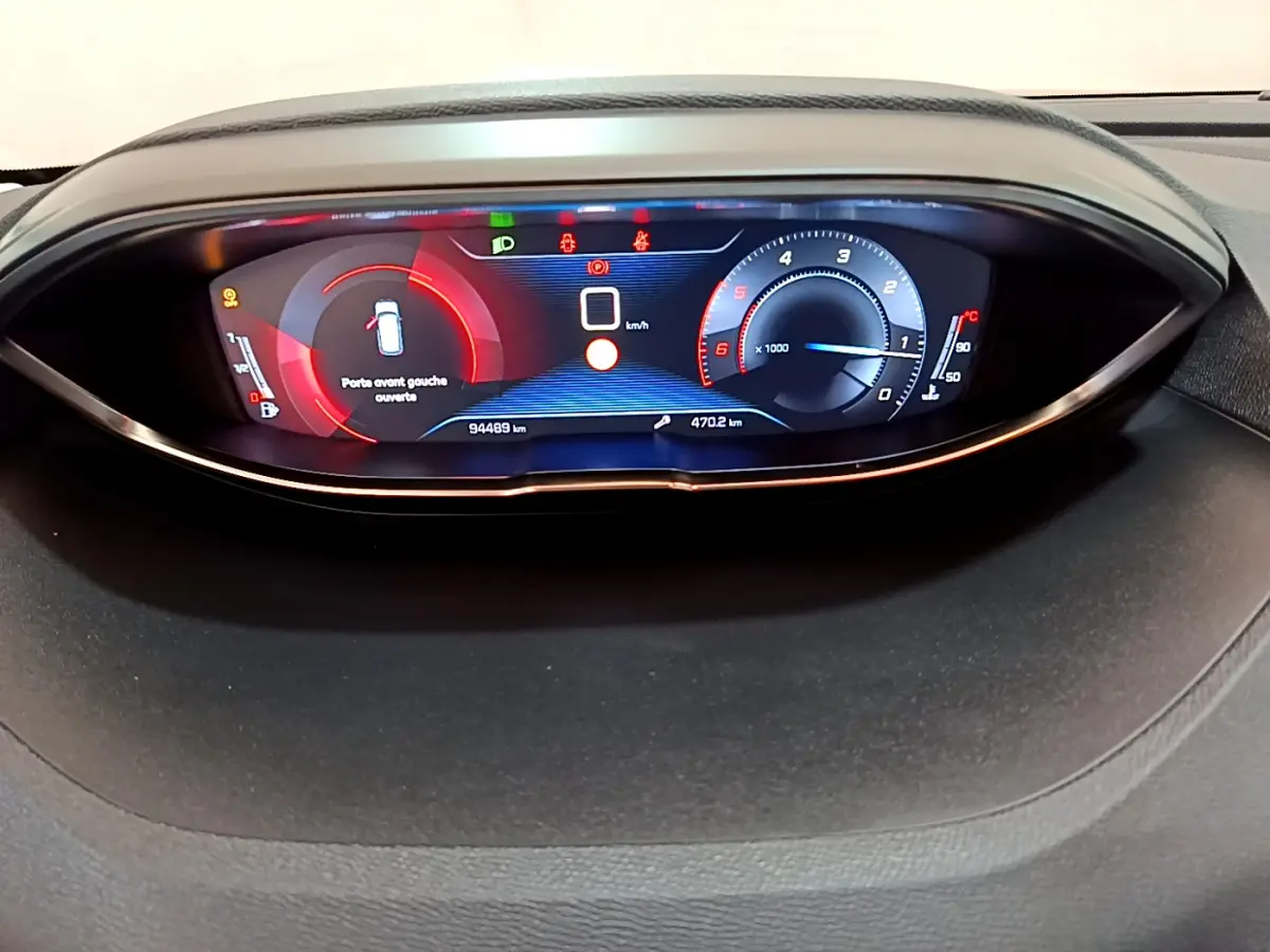 Tableau de bord numérique du Peugeot 3008 2019 affichant l'ouverture de la porte avant gauche et compteurs digitaux colorés.