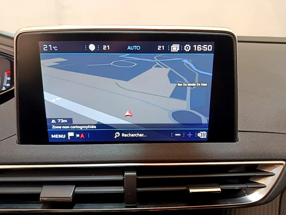 Écran tactile central du tableau de bord du Peugeot 3008 noir 2019 affichant la navigation GPS en intérieur.