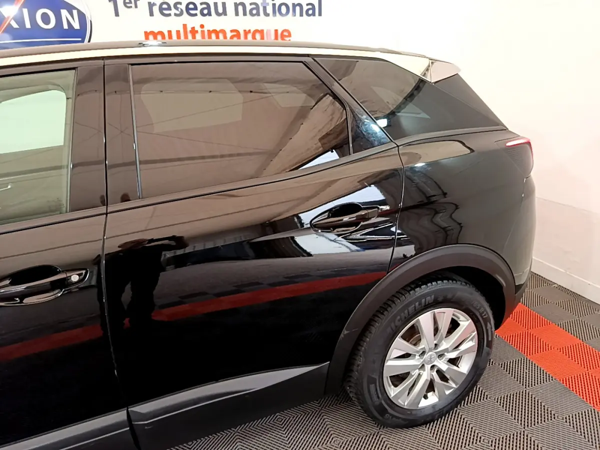 Vue latérale côté droit du Peugeot 3008 noir, soulignant la porte arrière et la roue avec jante argentée.