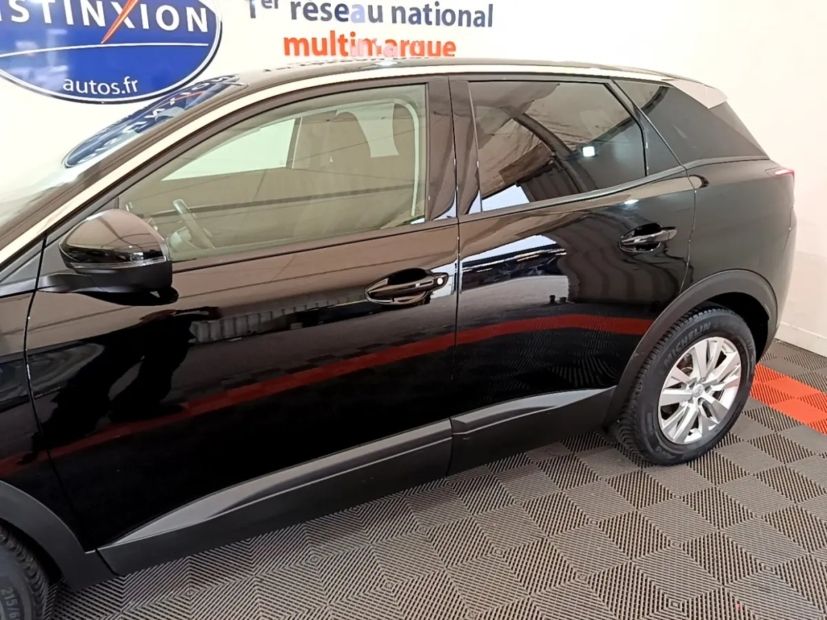 Profil côté gauche du Peugeot 3008 noir 2019 avec jantes alliage et rétroviseurs noirs brillants.