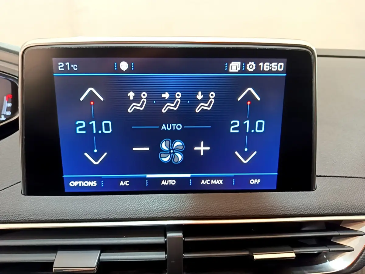 Écran tactile central affichant la climatisation à 21°C dans l'habitacle du Peugeot 3008 noir de 2019.