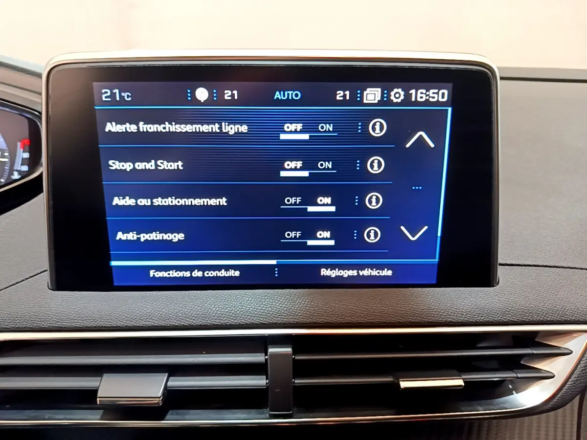 Écran tactile central du tableau de bord du Peugeot 3008 noir, affichant les réglages d'aide à la conduite.