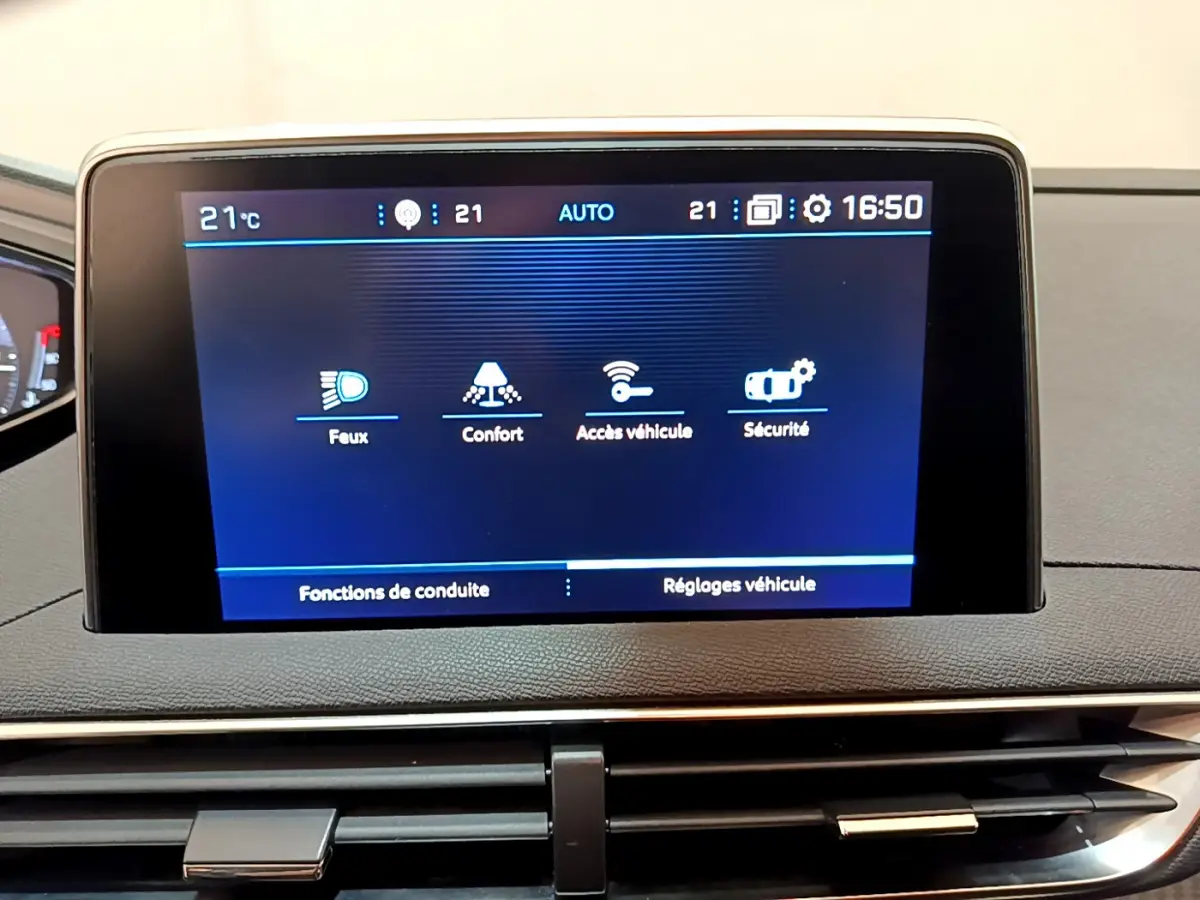 Écran tactile central du tableau de bord du Peugeot 3008 noir, affichant les réglages de conduite et sécurité.