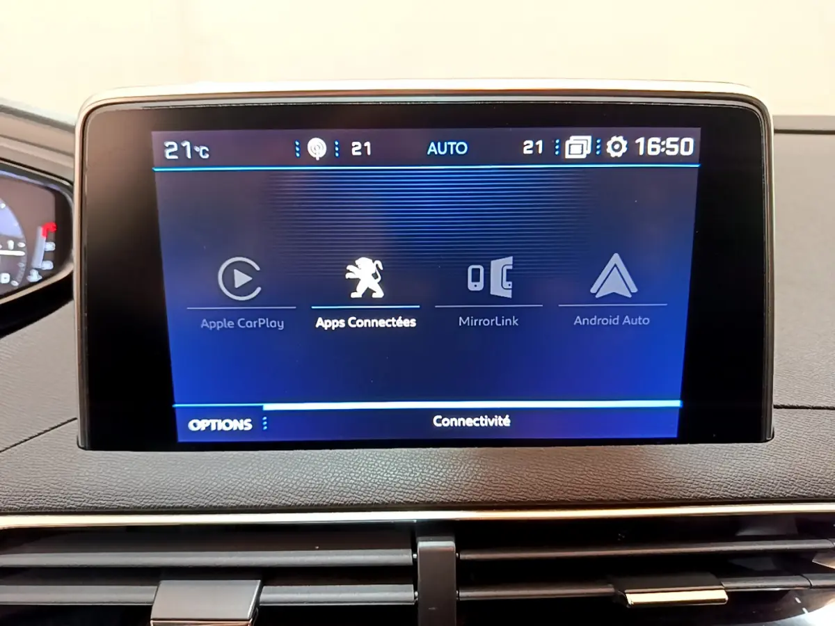 Écran tactile central affichant les options Apple CarPlay, Android Auto et MirrorLink dans un Peugeot 3008 noir de 2019.