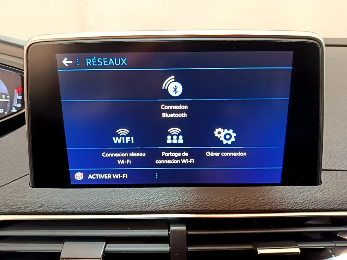 Écran tactile central affichant les options réseau Wi-Fi et Bluetooth dans l’habitacle du Peugeot 3008 noir.