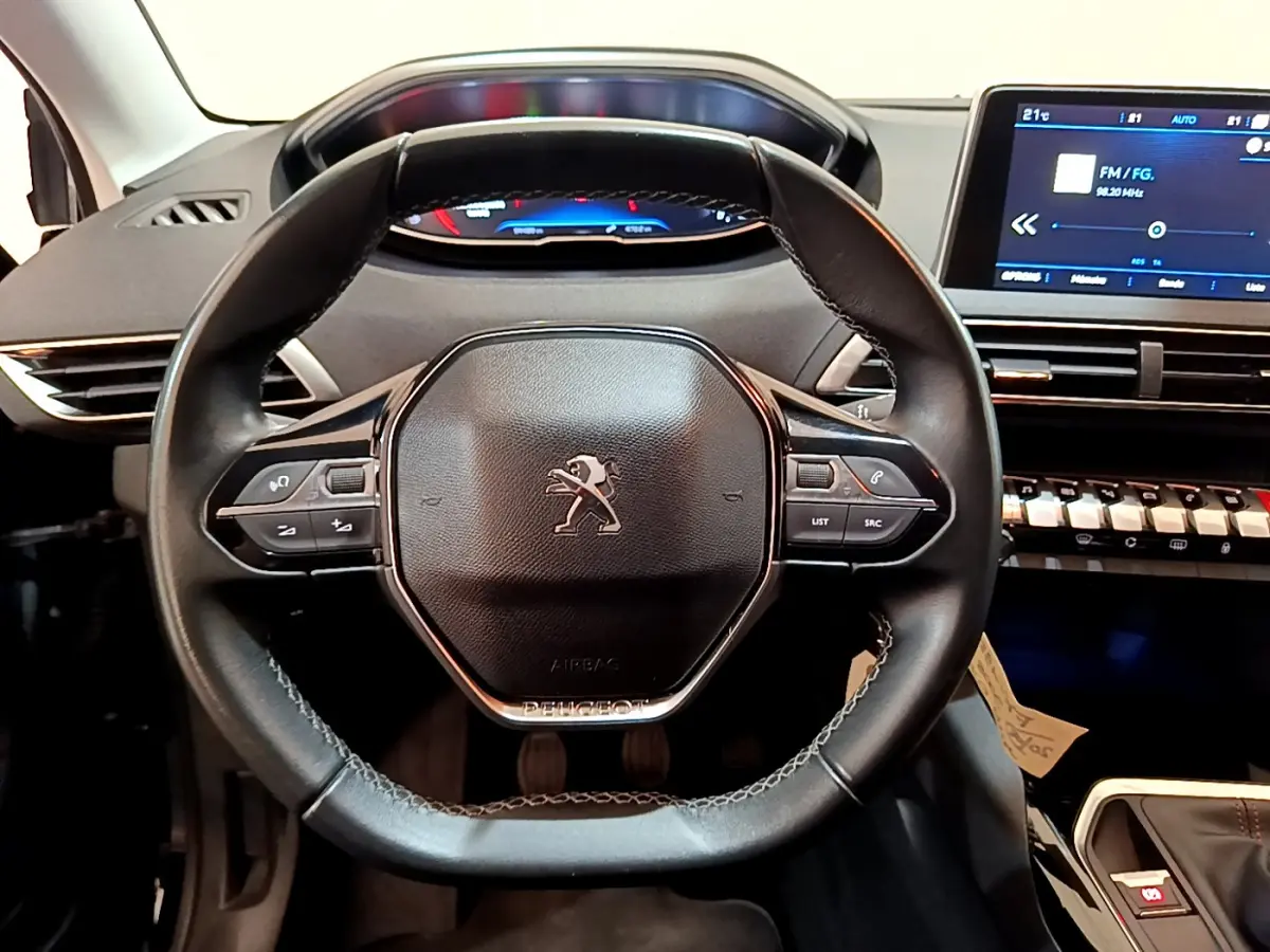 Vue rapprochée du volant cuir noir multifonctions et du tableau de bord digital du Peugeot 3008 2019.