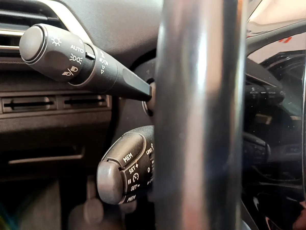 Gros plan sur les commandes au volant du Peugeot 3008 noir, version BlueHDi 130 S&S ACTIVE BUSINESS, 2019.