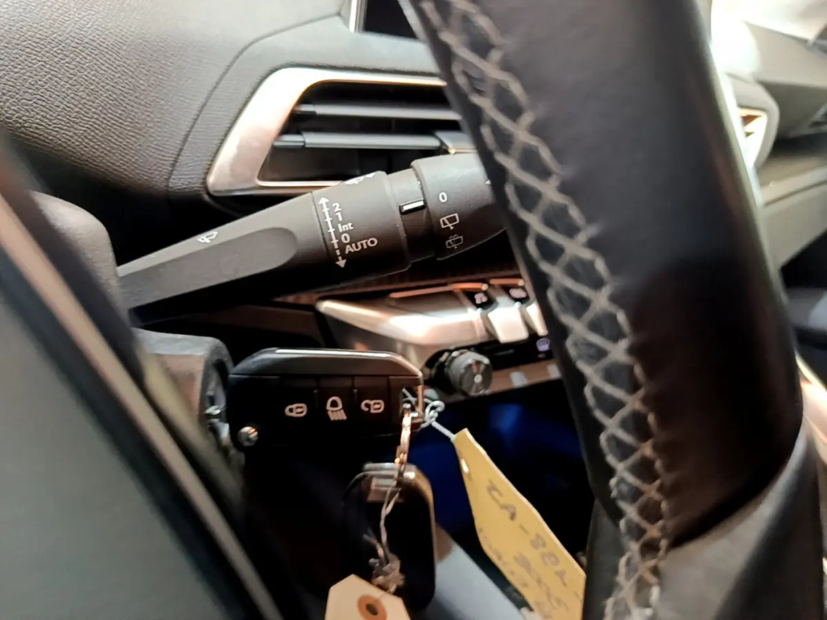 Gros plan sur la commande d'essuie-glace et le volant cuir du Peugeot 3008 noir, version BlueHDi 130 S&S ACTIVE BUSINESS.