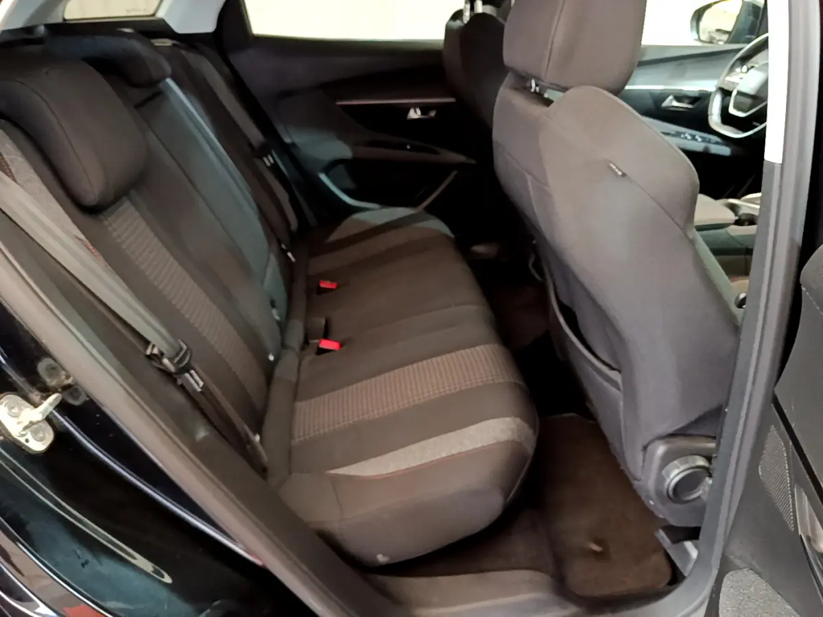 Vue intérieure côté gauche montrant la banquette arrière noire du Peugeot 3008 BlueHDi 130 S&S ACTIVE BUSINESS 2019.