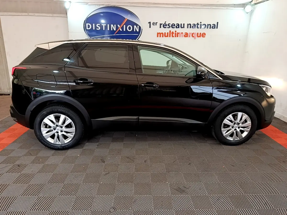 Profil côté gauche d'un Peugeot 3008 noir 2019 garé en intérieur avec logo Distinxion en arrière-plan.