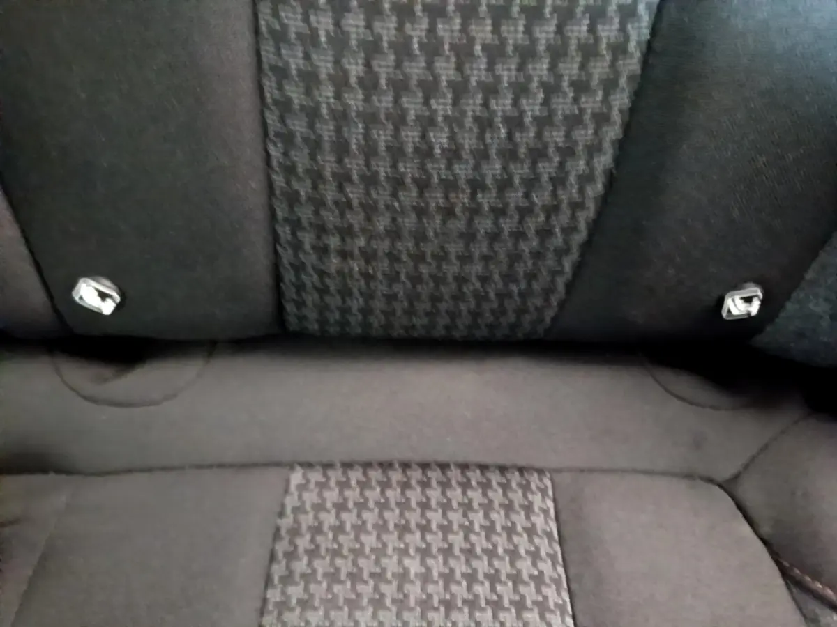 Détail de la banquette arrière en tissu noir à motif pied-de-poule du Peugeot 3008 BlueHDi 130 S&S ACTIVE BUSINESS 2019