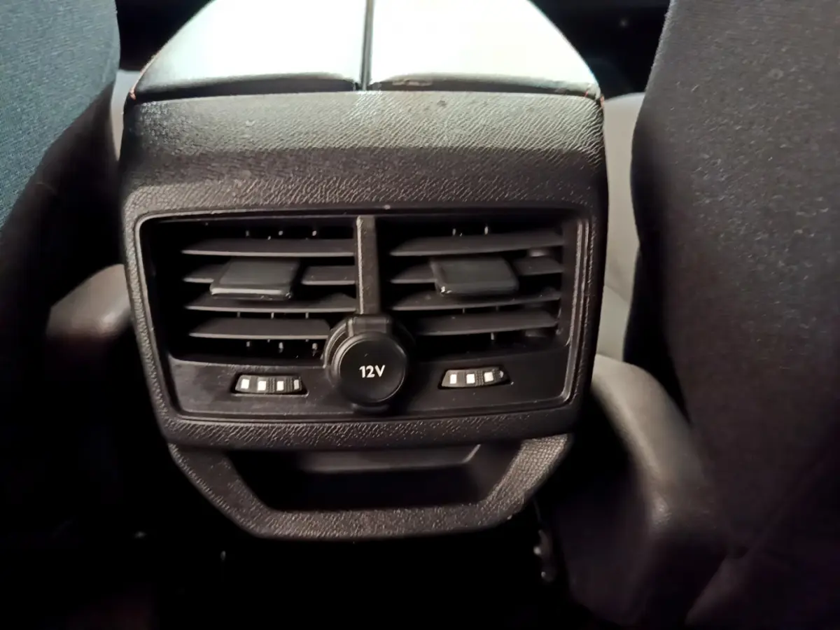 Gros plan sur la ventilation arrière noire avec prise 12V du Peugeot 3008 BlueHDi 130 S&S ACTIVE BUSINESS 2019.
