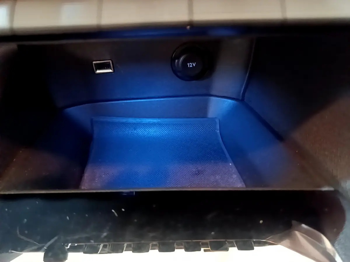 Prise 12V et port USB dans le rangement avant du Peugeot 3008 noir version BlueHDi 130 S&S ACTIVE BUSINESS 2019.