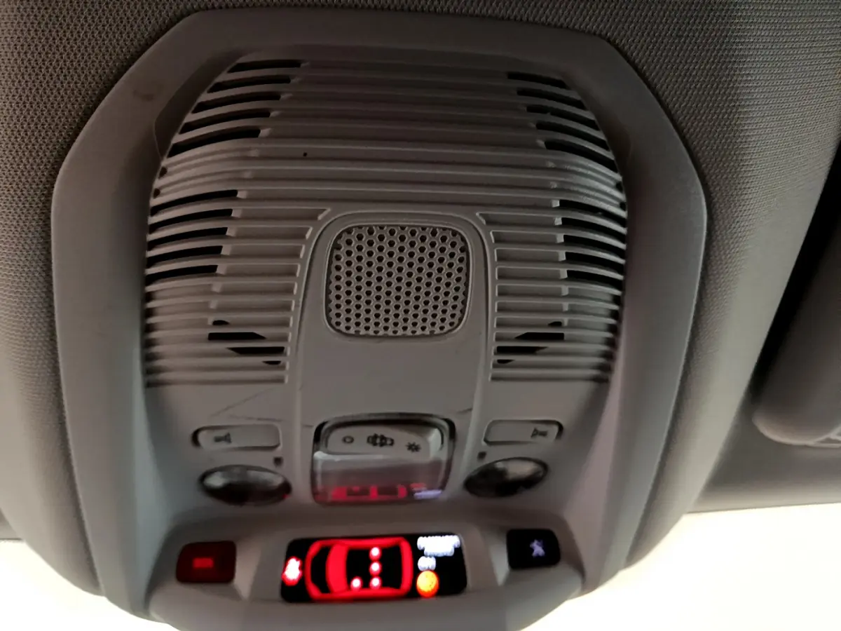 Vue rapprochée du plafonnier gris avec commandes et affichage du système de détection de proximité du Peugeot 3008 noir 2019.