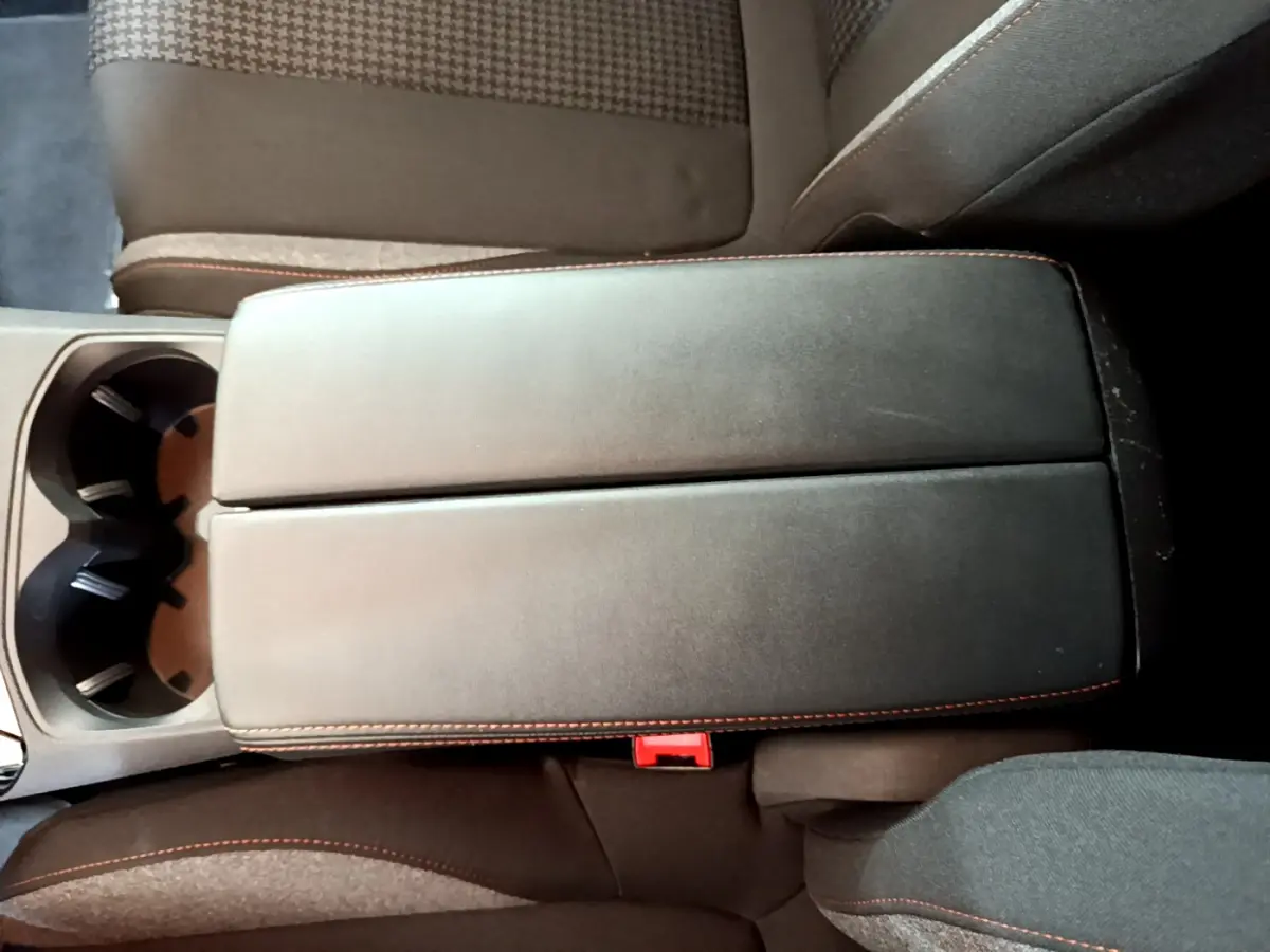 Accoudoir central noir avec surpiqûres rouges et porte-gobelets, intérieur du Peugeot 3008 2019 côté conducteur