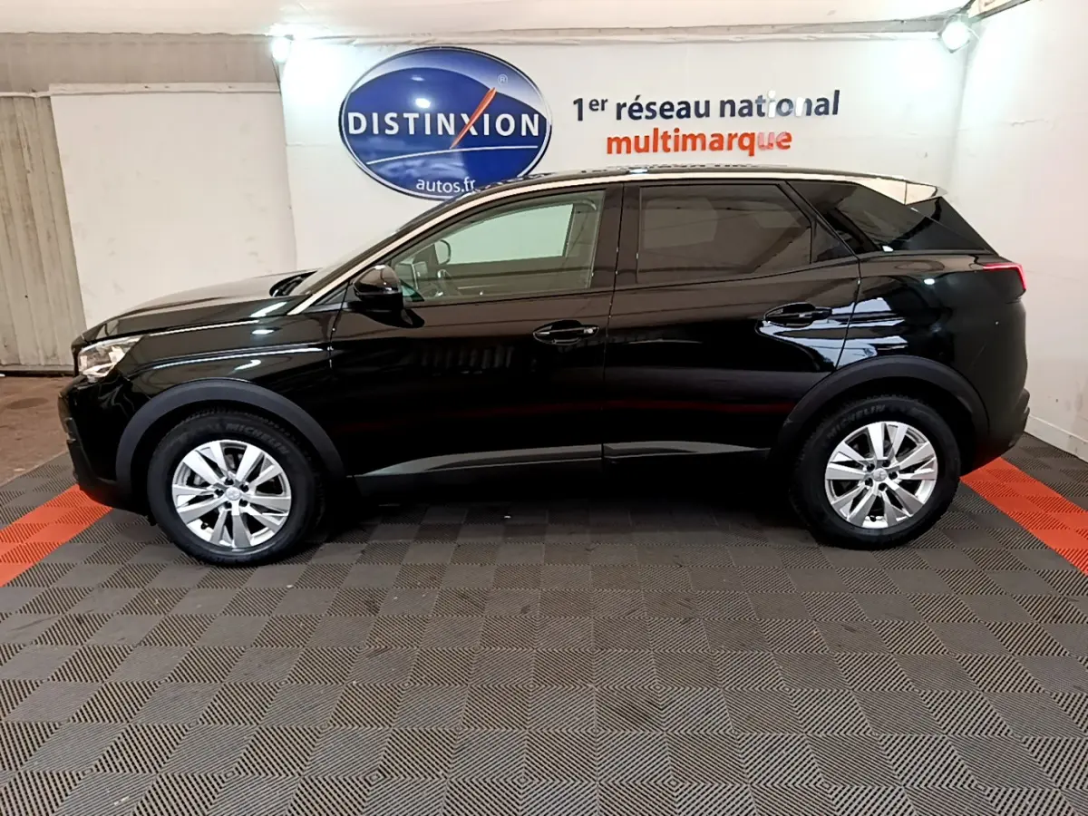 Profil côté gauche d'un Peugeot 3008 noir 2019, version BlueHDi 130 S&S ACTIVE BUSINESS, dans un showroom.