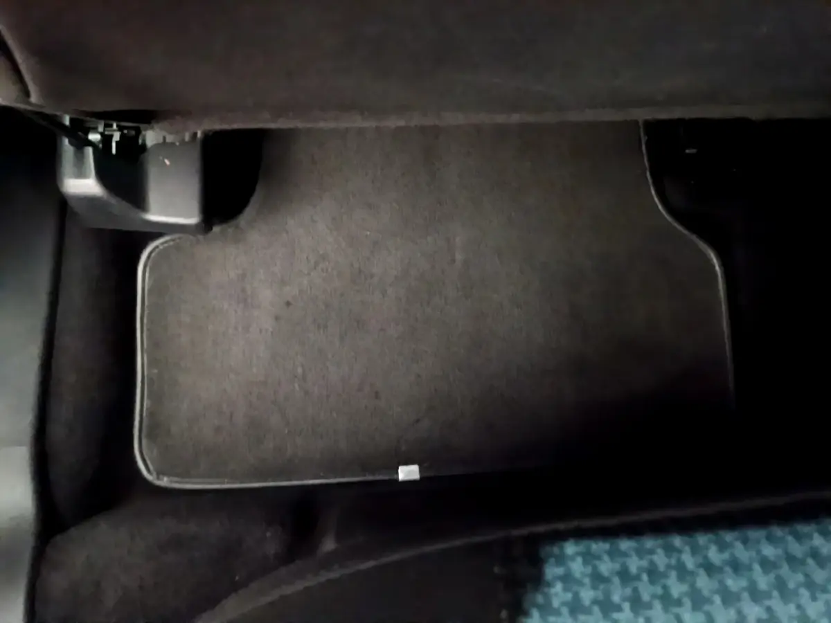 Tapis de sol noir côté passager avant dans l'habitacle du Peugeot 3008 BlueHDi 130 S&S ACTIVE BUSINESS 2019.