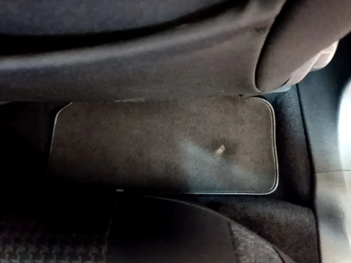 Vue rapprochée du tapis de sol noir côté passager arrière d'un Peugeot 3008 noir de 2019.