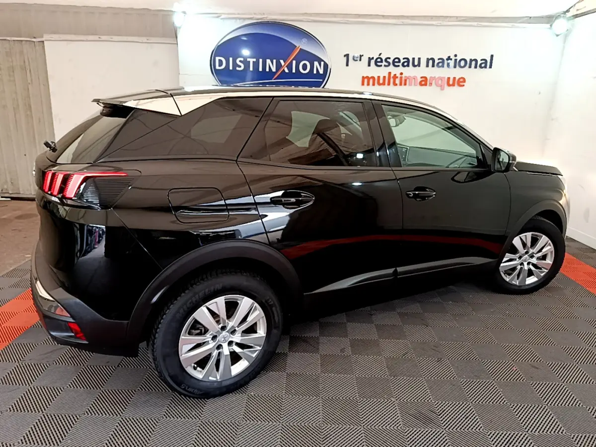 Peugeot 3008 noir vue de profil côté droit, avec feux arrière à LED et jantes alliage visibles.