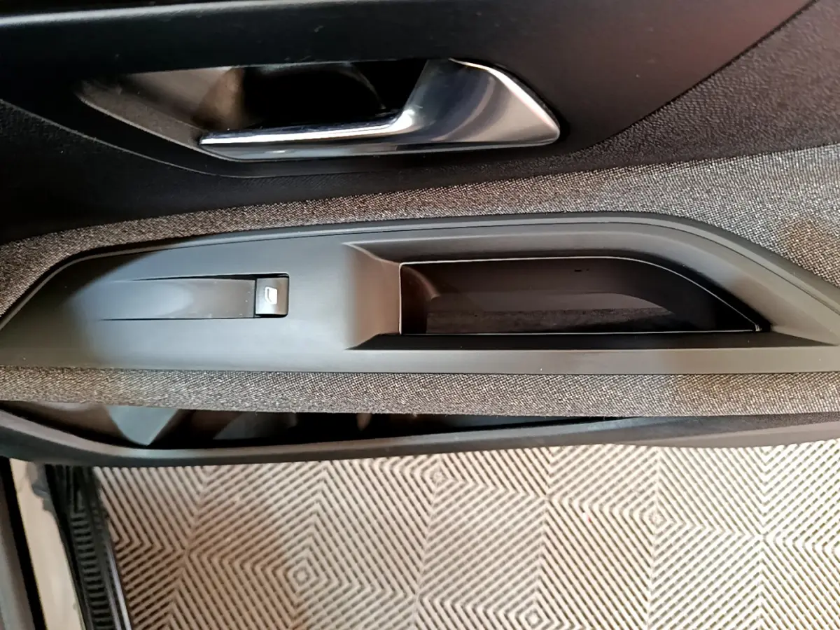 Poignée intérieure et commande de lève-vitre côté gauche du Peugeot 3008 noir version BlueHDi 130 S&S ACTIVE BUSINESS.